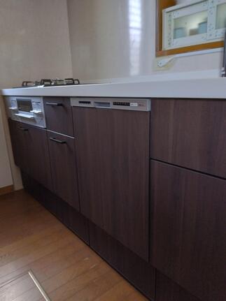 木目の扉にブラックの取手が素敵です