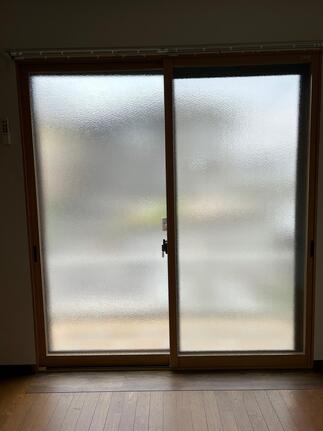 リビングには曇りガラスの内窓を設置