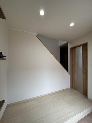 明るく広々とした玄関