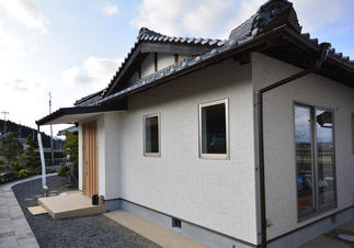 和モダンな玄関に