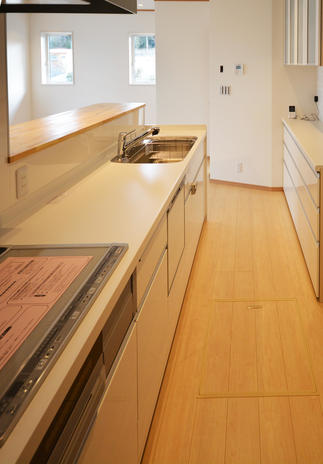 収納たっぷりで、散らかりが気になりにくい対面キッチン