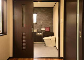 車いすごと入れる広々トイレ