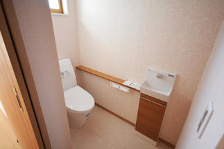 優しい色使いのトイレ