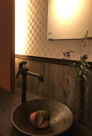 手洗い器は信楽焼き