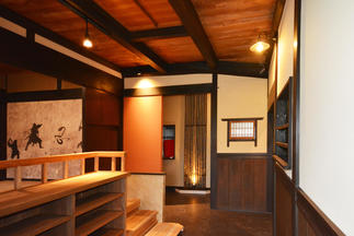 店舗入り口で忍者がお出迎え