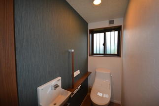 アクセントウォールが素敵なトイレ