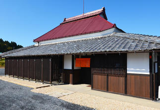 縦格子の美しい外観