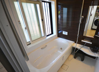 広々開放的な浴室に