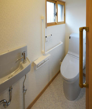 モザイクタイル調のかわいいトイレ