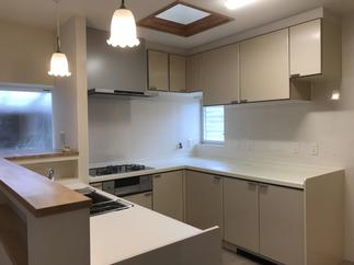 既設のキッチンにプラスして対面キッチンに！