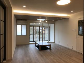 インナーテラスと間接照明が素敵なリビング