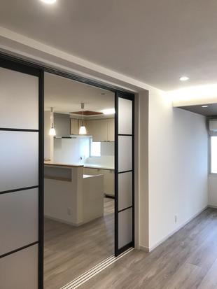 間接照明が素敵！エレガントでありながら甘くなりすぎないLDK