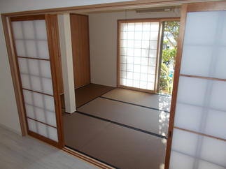 和モダンのスッキリとしたリビングと和室