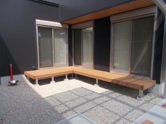 リビングや和室から出られるウッドデッキ