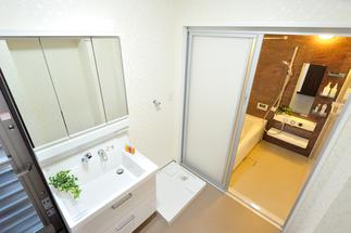 小物収納バッチリのピアラで整理上手な洗面室に