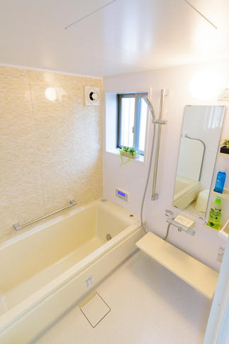 やさしい色合いに囲まれたバスルーム。