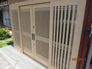 和の趣にもマッチするデザインの玄関戸が一日で工事完了！