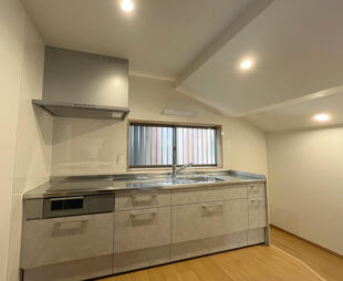 漆喰をイメージしたキッチンとバリアフリーな空間