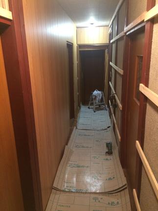 施工中写真　廊下内装工事
