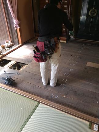 工事中　床板めくり