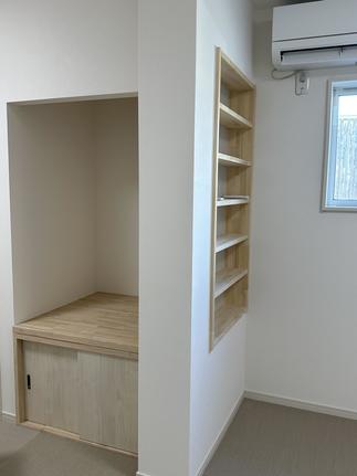 和室空間には「魅せる」収納棚も