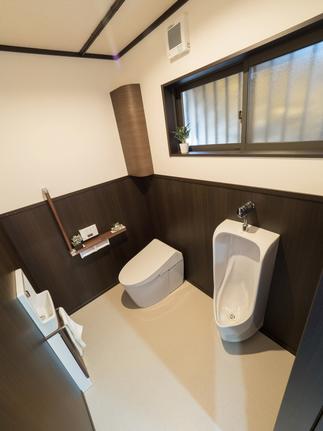 今まで外トイレだったので、夜も安心なトイレになりました。