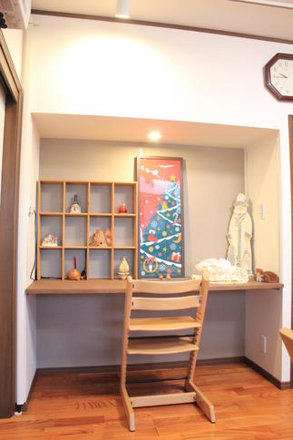 家具がたくさん置かれて、狭く感じるダイニングから、スッキリとした対面キッチンのダイニングへ。