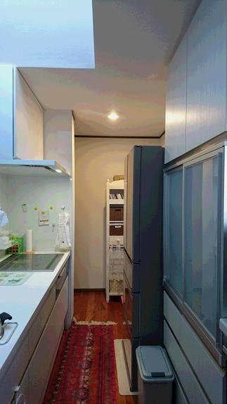 システムキッチンと背面収納。キッチン奥にパントリーを設け、使いやすく