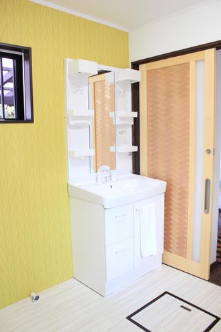 萌黄の壁が印象的な、洗面室
