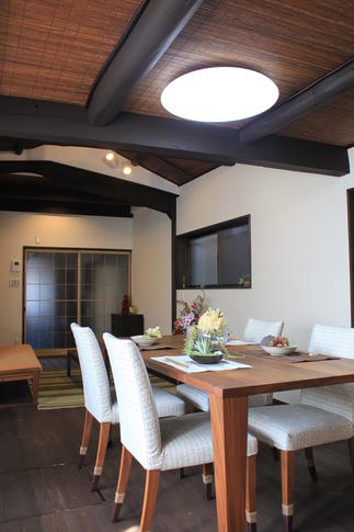 家具がいっぱいで、天井の低いＤＫを地場産天然素材に囲まれた、心地よい空間に。