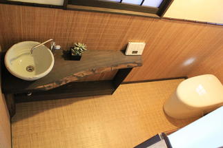 一枚板カウンターが素敵な、トイレ