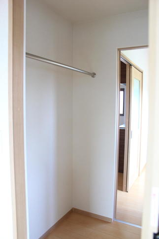 和室からリビングへ通り抜けのできるウォークスルータイプのクローゼット