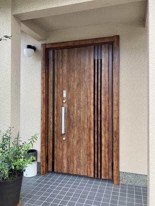 重厚感のある玄関がお出迎え！玄関ドアと浴室リフォーム