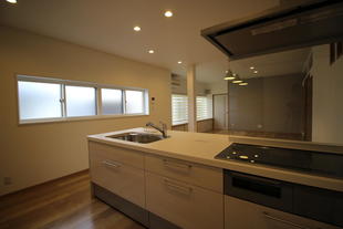 台所と和室をひと部屋にし、親子3代で暮らす広いLDK