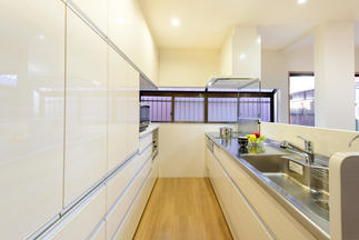 キッチン出窓の光が取り込めるよう、オープンの対面キッチン。大型収納で見た目もスッキリ。