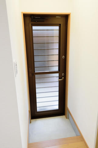 家族の玄関は場所を庭寄りに移し、段差を小さくして上がり易くしました。ご家族待望の裏玄関です。