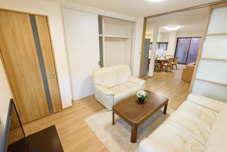 タンスやキャビネットが置かれていた10帖の広い応接室には、大型クローゼットを新設し、一部を裏玄関に作り替えました。