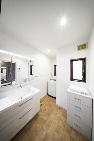 狭くて使いにくかった洗面室が広く明るく変身！