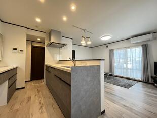 広々としたリビングダイニングと対面キッチン