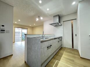 動線も暮らしも快適に。水まわりがつながる広々リビング