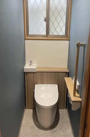 収納もすっきり！清潔感あふれるトイレ空間