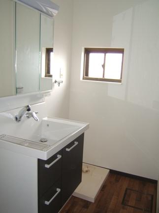 洗面室　LIXIL　洗面化粧台　「ピアラ」