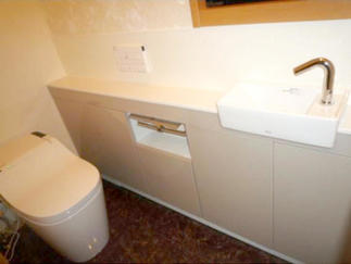 トイレ [Panasonic 「アラウーノ」]　　手洗いカウンター[TOTO]