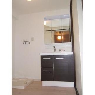 お手入れのしやすい洗面へ