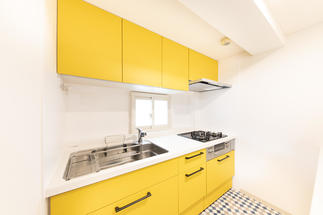 気分が上がるイエローキッチン