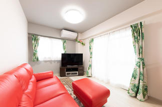 赤いソファーがメインのリビング