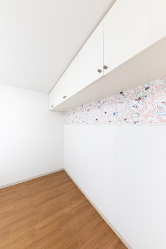 寝室にキティちゃんのアクセントクロス