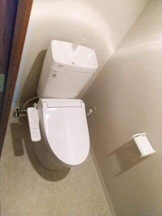 白で清潔感のあるトイレ