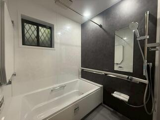 シックな雰囲気がかっこいい！こだわりの浴室