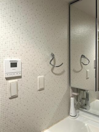 洗面所のクロスとタオル掛けを一新　